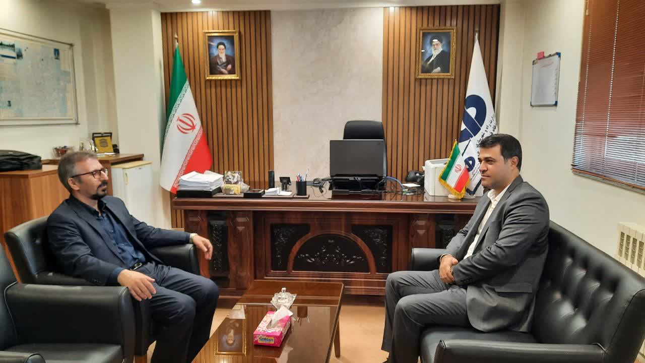 جلسه مدیر آزمایشگاه استان گیلان با مدیر شرکت ساخت وتوسعه در گیلان 