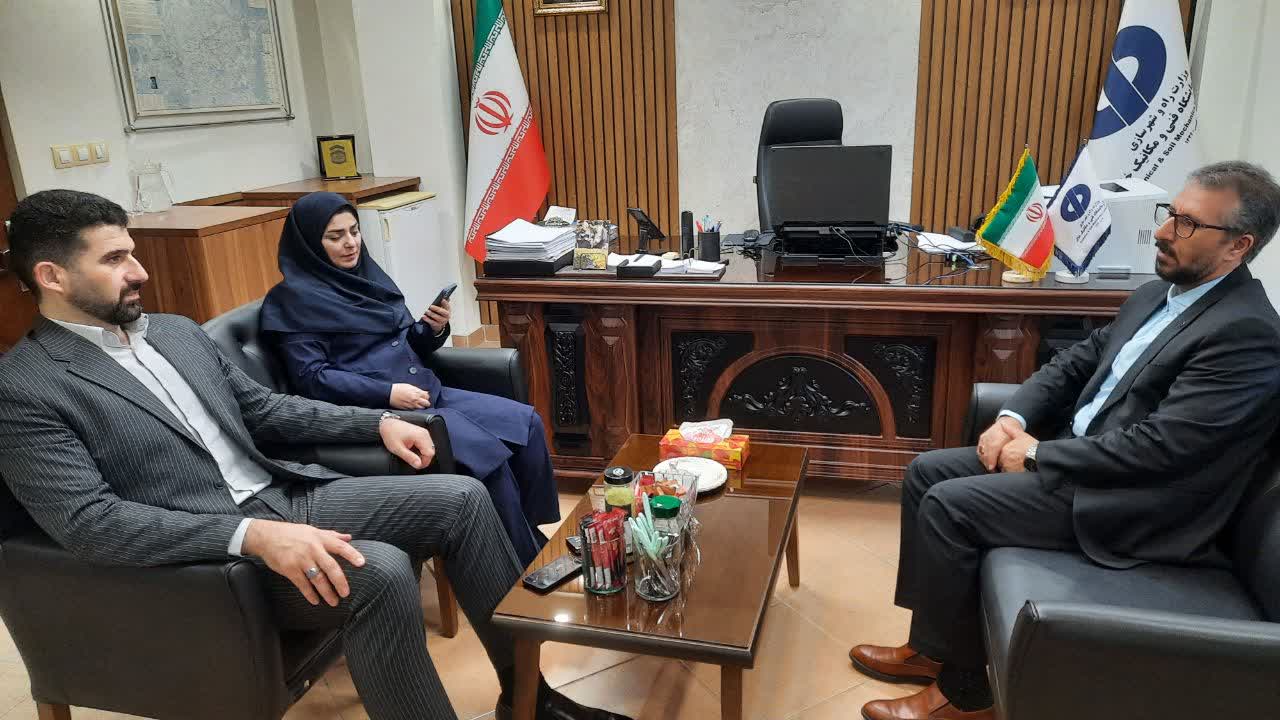 دیدار معاون مسکن و ساختمان اداره کل راه وشهرسازی با مدیر آزمایشگاه فنی ومکانیک خاک استان گیلان 