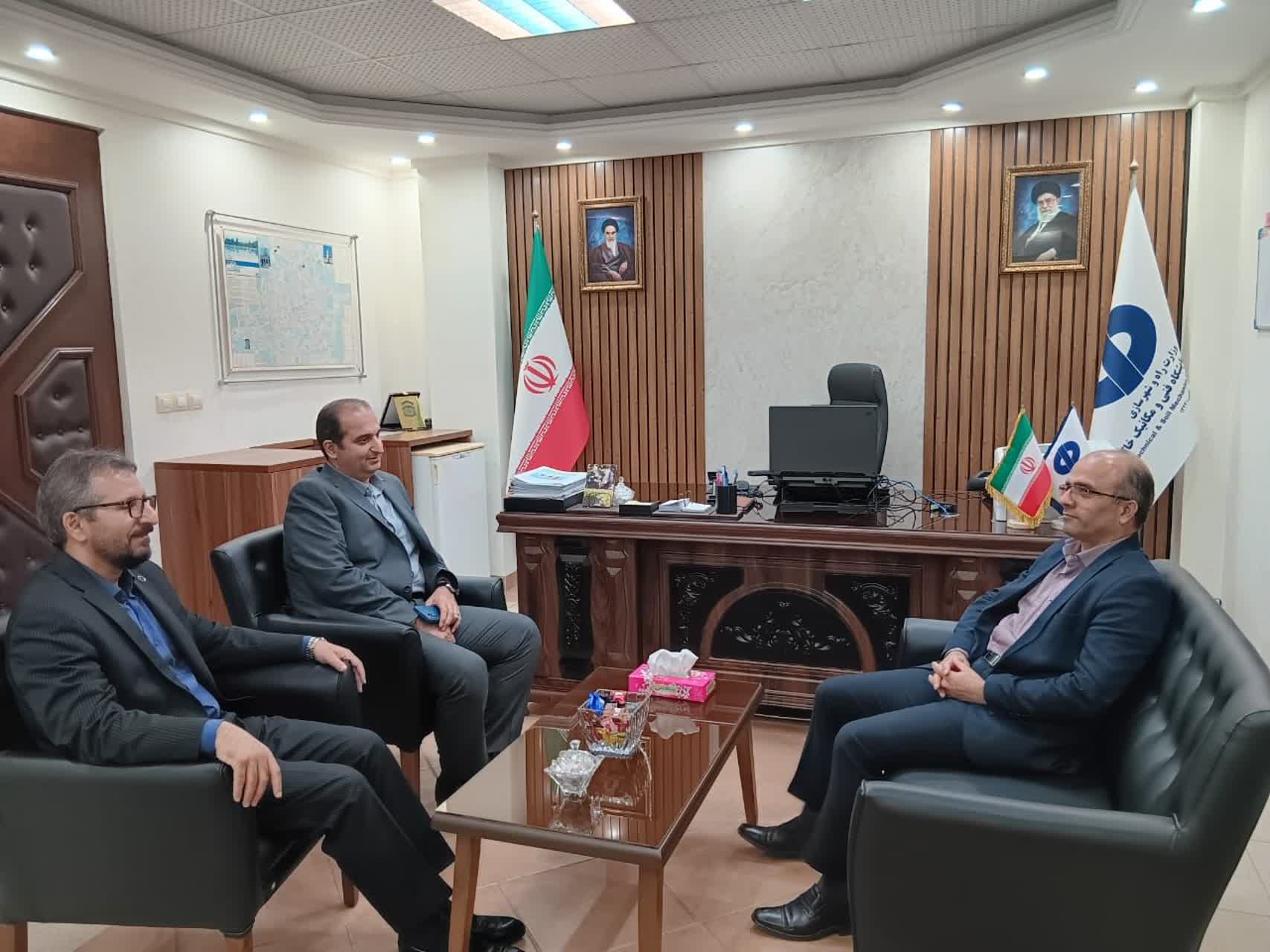 نشست مدیرکل راهداری و حمل ونقل جاده ای استان گیلان با مدیریت آزمایشگاه فنی ومکانیک خاک استان گیلان