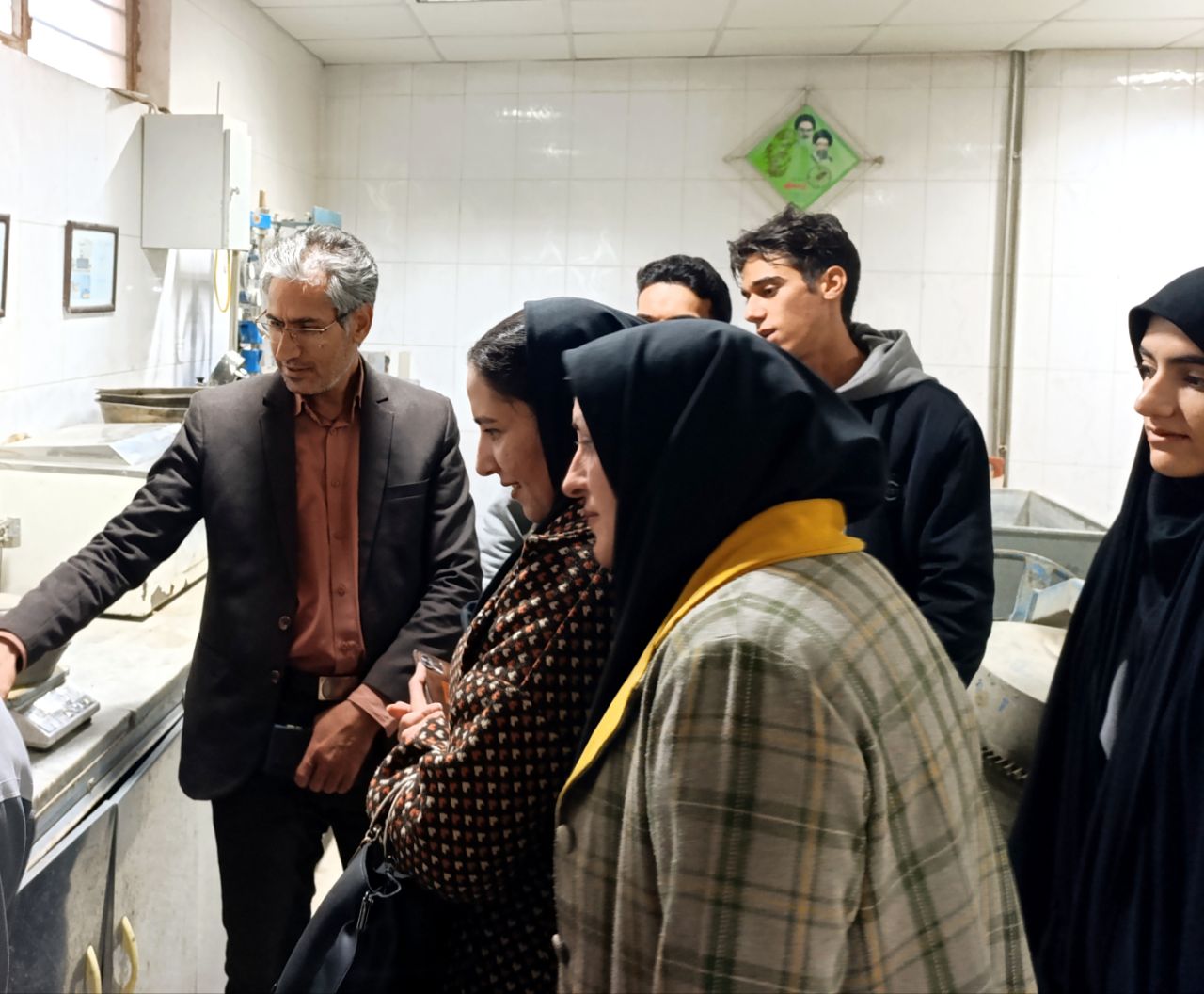 بازدید دانشجویان رشته مهندسی عمران دانشگاه پیام‌نور بیرجند از آزمایشگاه فنی مکانیک خاک استان خراسان جنوبی